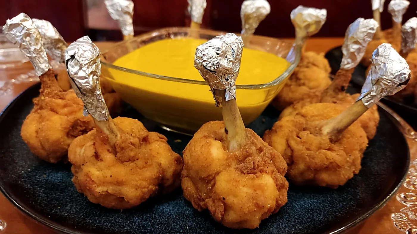 Alitas bouchet con salsa al centro
