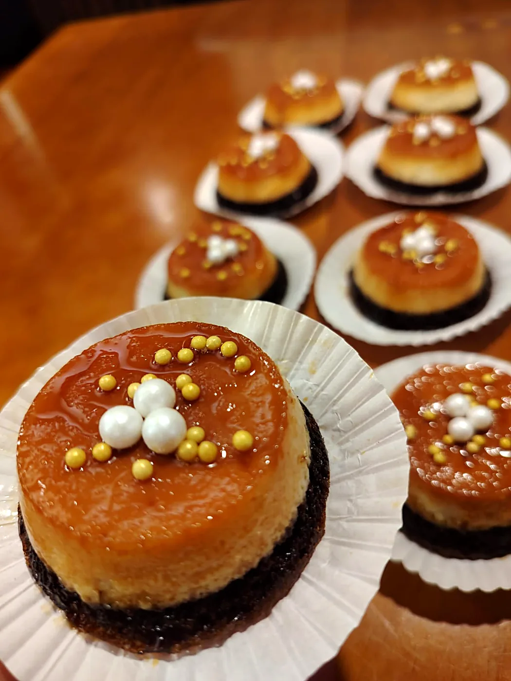 Mini chocoflanes con caramelo y perlitas