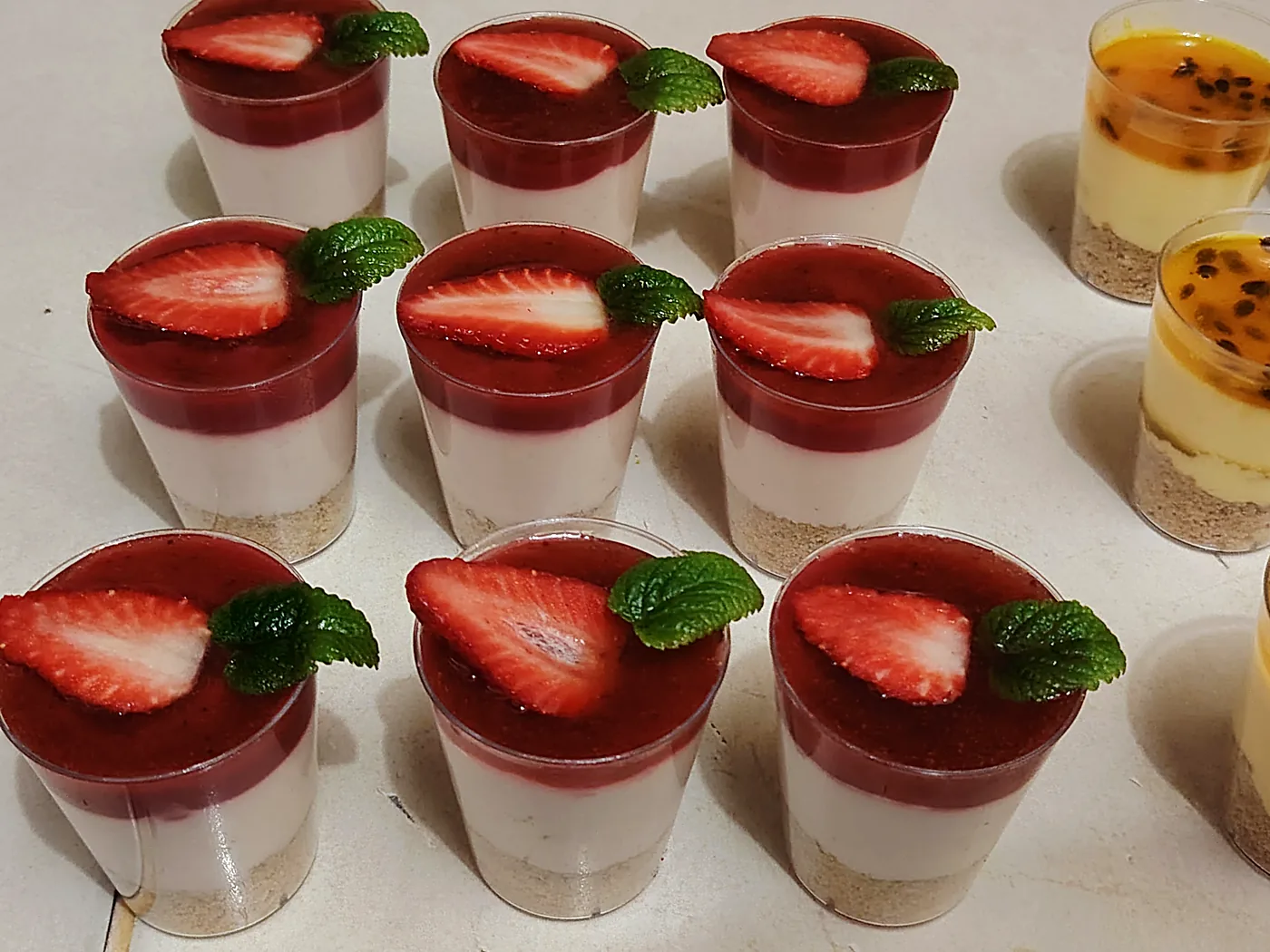 Vasitos de cheesecake de fresa listos para un cumpleaños
