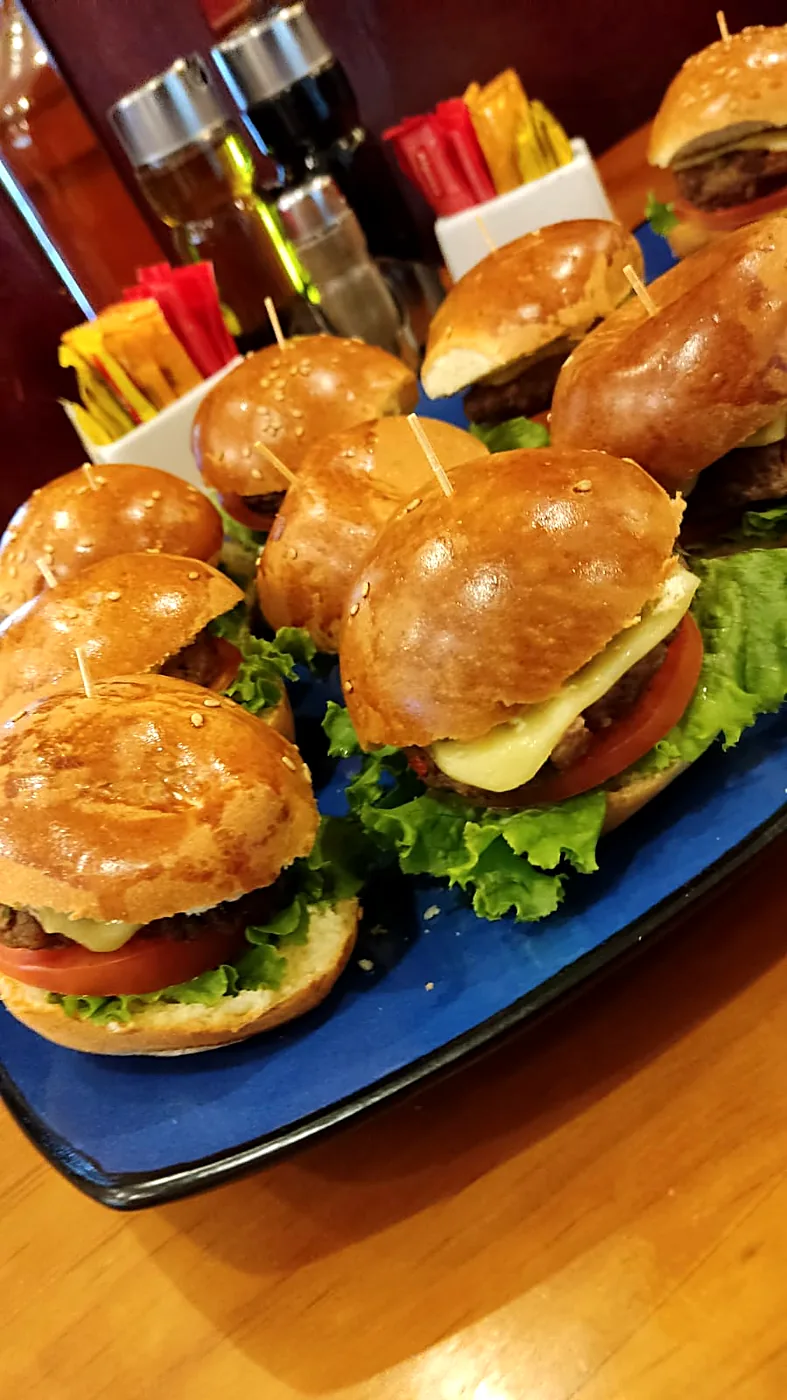 Mini hamburguesas con lechuga, tomate y queso